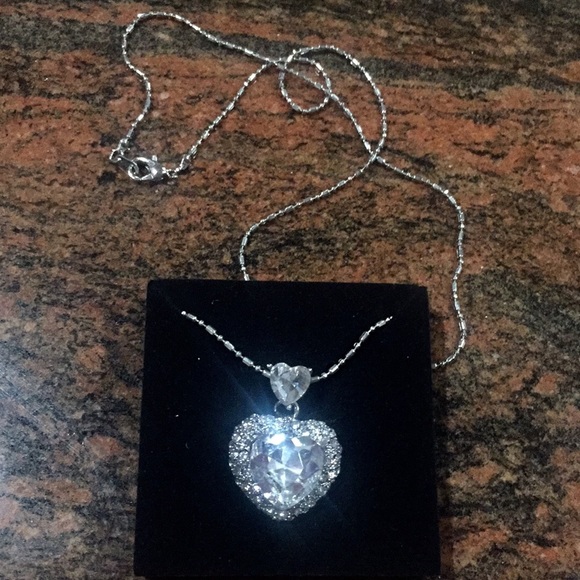 💕Restocked💕 Rhinestone Heart Necklace - Picture 5 of 5